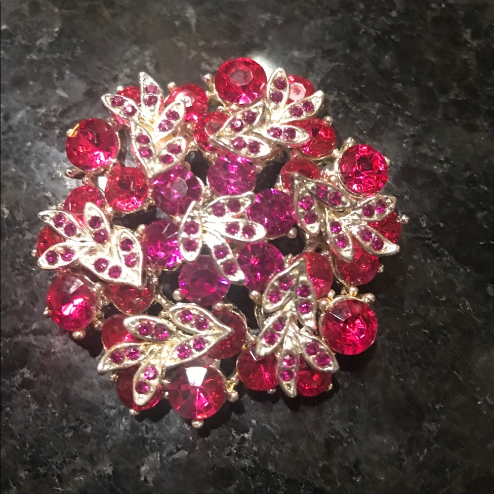 Pink rhinestone brooch/pendant